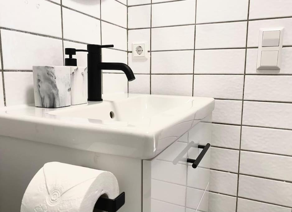 Top-Apartment Mit Parkplatz Und Balkon Reutlingen Kültér fotó