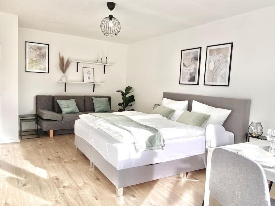 Top-Apartment Mit Parkplatz Und Balkon Reutlingen Kültér fotó